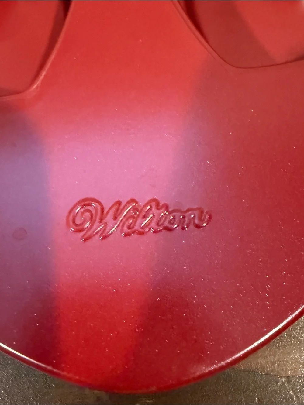 WILTON RED METAL VALENTINE HEARTS MUFFIN CUPCAKE TIN--RETIRED, EUC
